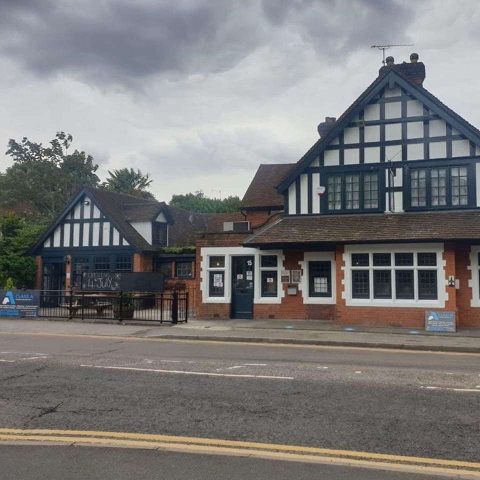 The Hutton Junction Pub, Basildon, Essex - Exterior Repaint - Class A Painting and Decorating